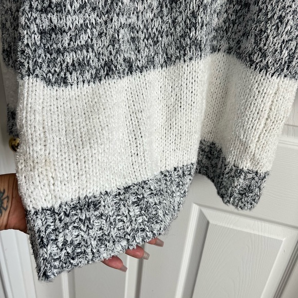 Micheal Kors sweater Medium - Picture 7 of 10